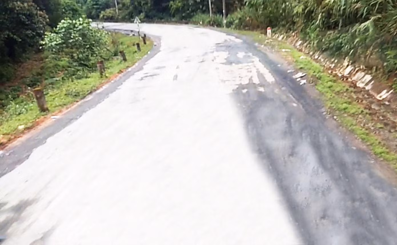 Đèo Phú Sơn có nhiều khúc cua gấp
