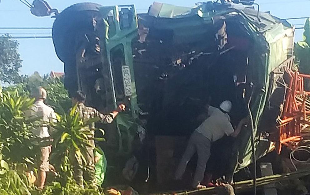 Cưa cắt một phần ca bin để giải thoát người bị nạn. Ảnh: CTV