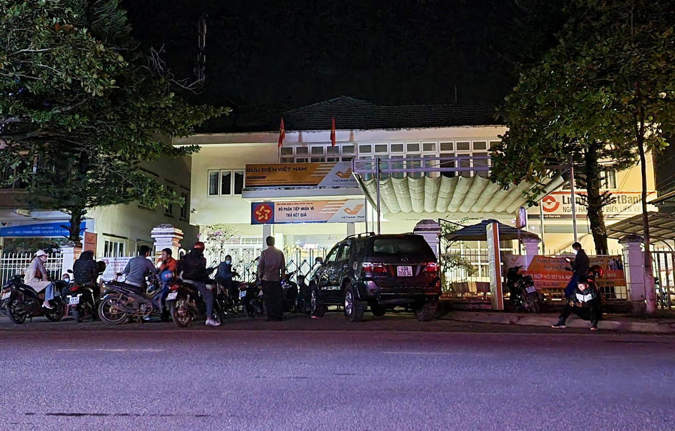 Đi nộp hồ sơ để làm giấy chứng nhận quyền sử dụng đất tại huyện Lâm Hà từ 2-3 giờ sáng