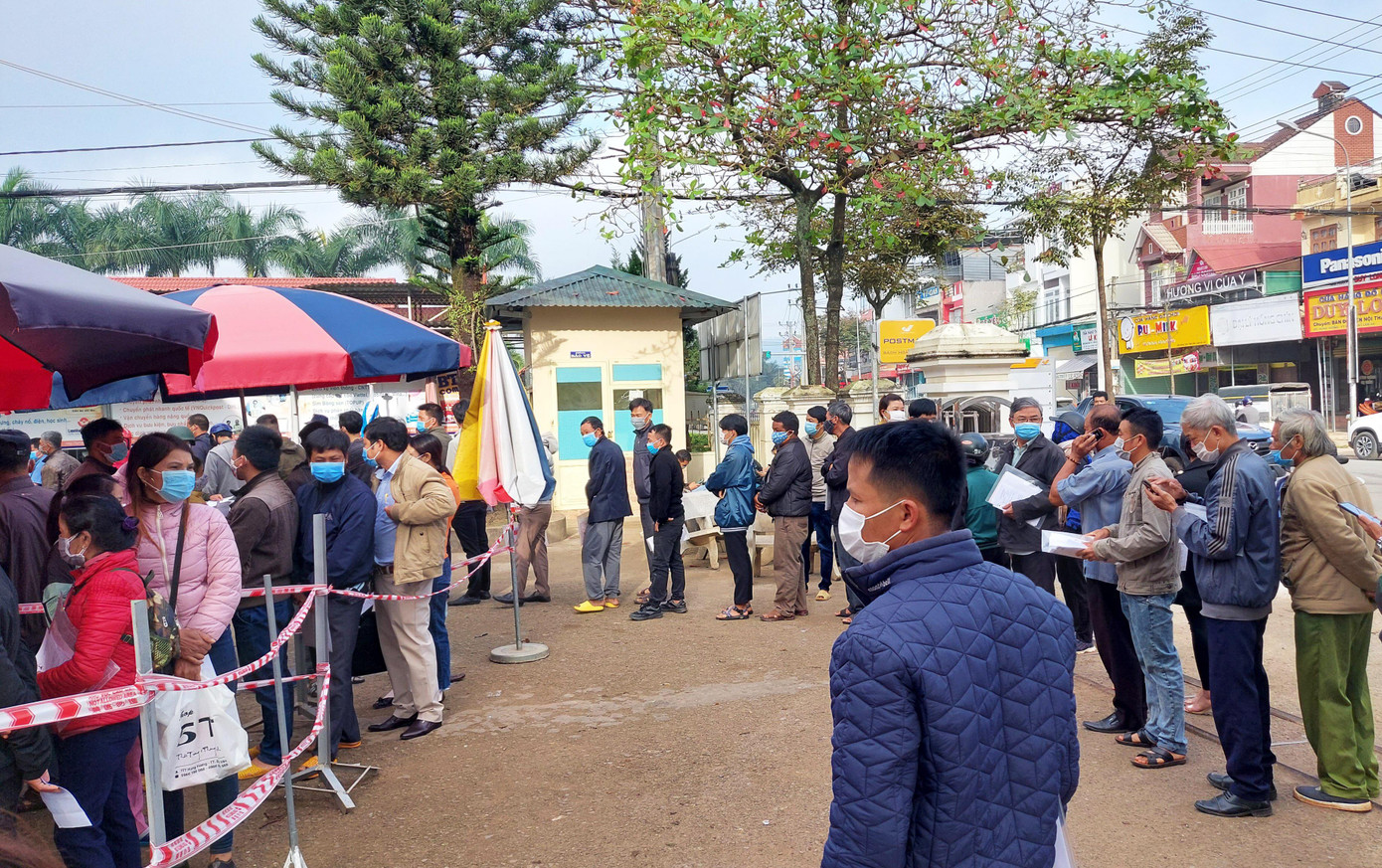 Xếp hàng dài trước bộ phận tiếp nhận và trả kết quả của huyện Lâm Hà