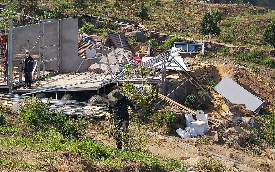 Tháo dỡ nhà xây dựng trái phép trên đất lâm nghiệp