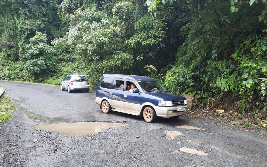 Mặt đường nhỏ hẹp, xuống cấp