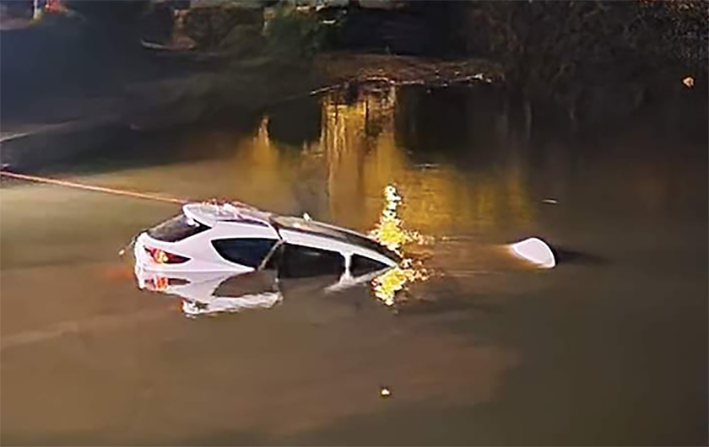Chiếc ô tô gặp sự cố lao xuống hồ Xuân Hương giữa đêm khuya