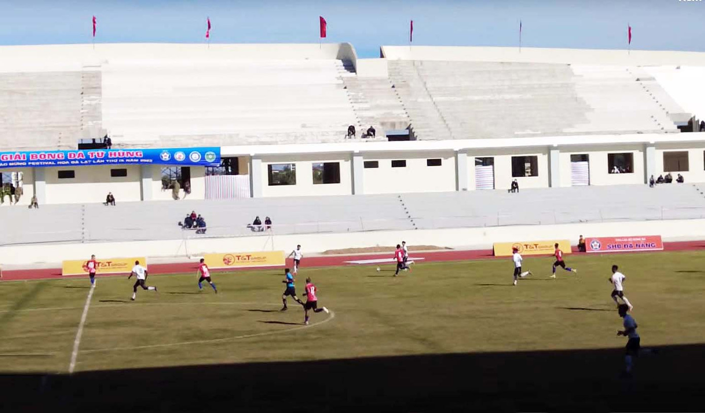 Do nhu cầu bức thiết, sân vận động Đà Lạt được đưa vào sử dụng dẫu việc xây dựng còn dở dang