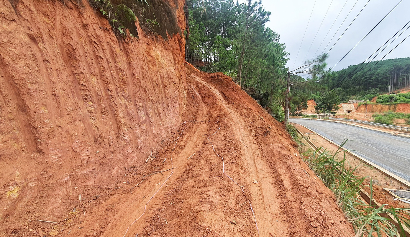 Ngọn đồi bị xẻ tạo bờ ta luy rất cao