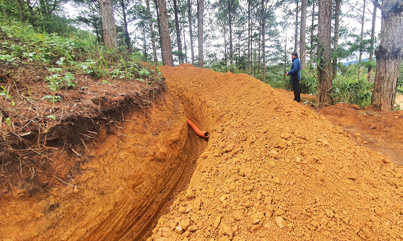 Đào rãnh đất rộng để chôn cáp điện ngầm