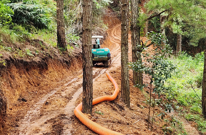 Chiếc xe múc tại hiện trường vụ làm đường trái phép