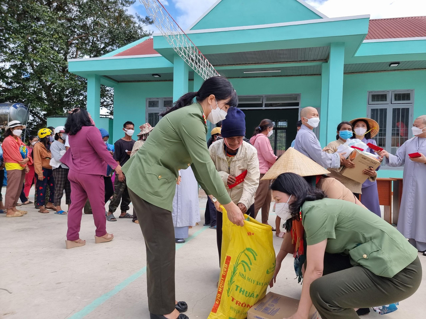 Công an Lâm Đồng hỗ trợ lương thực, thực phẩm cho người nghèo mùa giáp hạt Công an Lâm Đồng hỗ trợ lương thực, thực phẩm cho người nghèo mùa giáp hạt