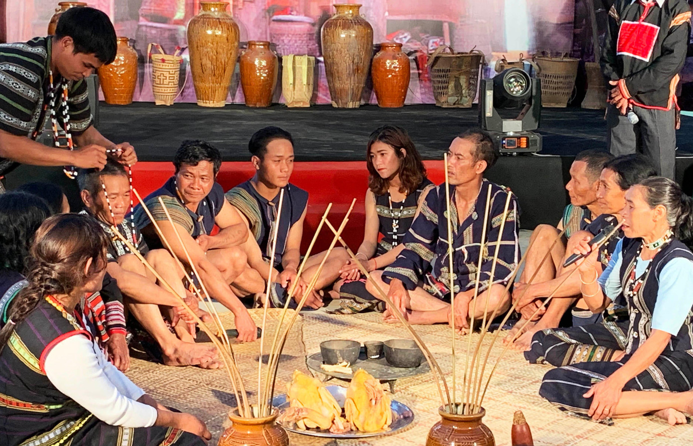 Nhà gái tặng vòng cườm cho họ hàng nhà trai Nhà gái tặng vòng cườm cho họ hàng nhà trai