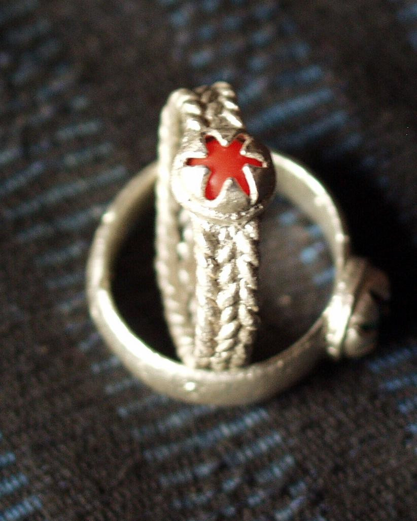 Nhẫn bạc đính hôn của người Chu Ru tuy giá trị không lớn nhưng được chế tác thủ công theo phong tục Nhẫn bạc đính hôn của người Chu Ru tuy giá trị không lớn nhưng được chế tác thủ công theo phong tục