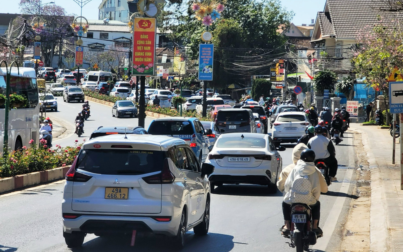 Dòng xe cộ nối đuôi nhau rời Đà Lạt sau kỳ nghỉ Tết