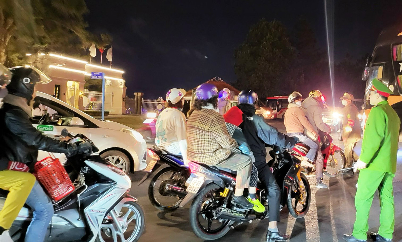 Lực lượng chức năng điều tiết xe cộ trên một tuyến phố ở Đà Lạt