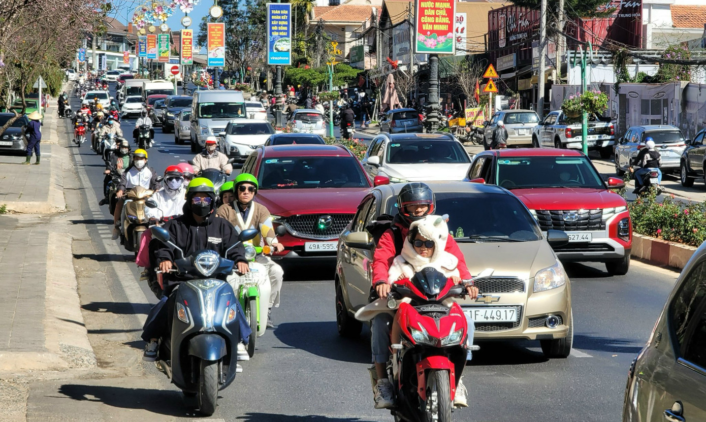 Đường đến đèo Prenn đông nghẹt xe cộ