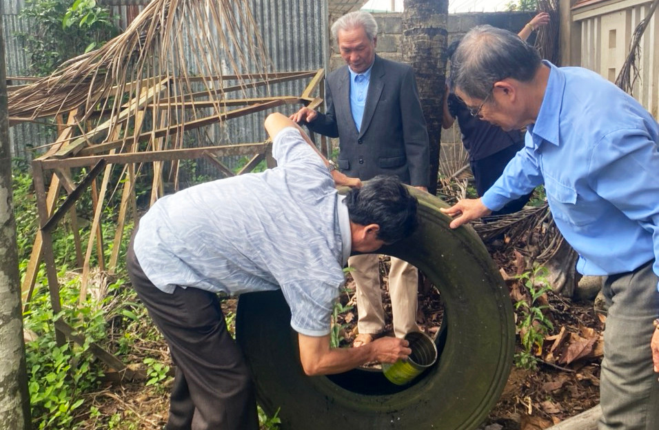 Diệt loăng quăng để phòng tránh mắc sốt xuất huyết