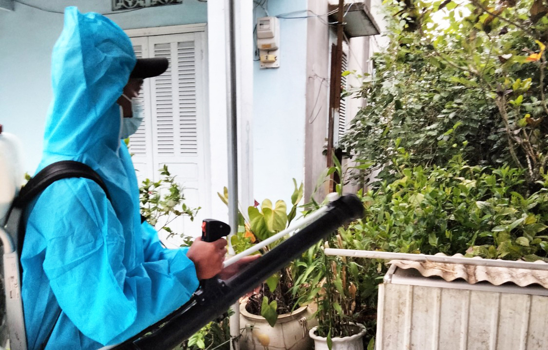 Phun thuốc xử lý ổ dịch sốt xuất huyết