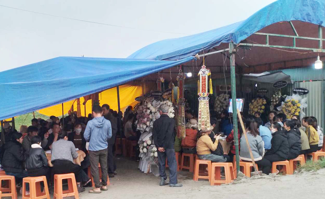 Tổ chức tang lễ cho cô giáo gặp nạn.