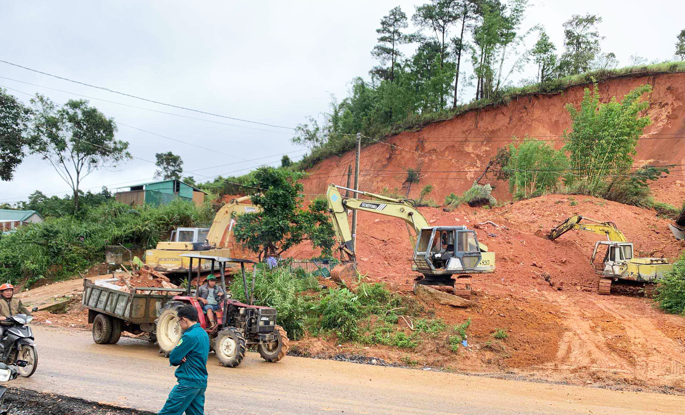 Giải tỏa hiện trường vụ sạt lở ở xã Đạ K'Nàng.