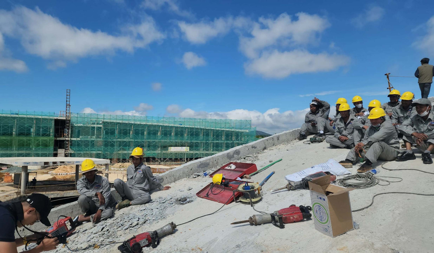 Ngày 11/6, chủ đầu tư đưa công nhân đến tháo dỡ công trình vi phạm nhưng không thể triển khai vì chưa có phương án đảm bảo an toàn.