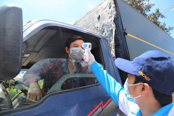 Kiểm tra thân nhiệt tài xế ở chốt kiểm dịch Kiểm tra thân nhiệt tài xế ở chốt kiểm dịch