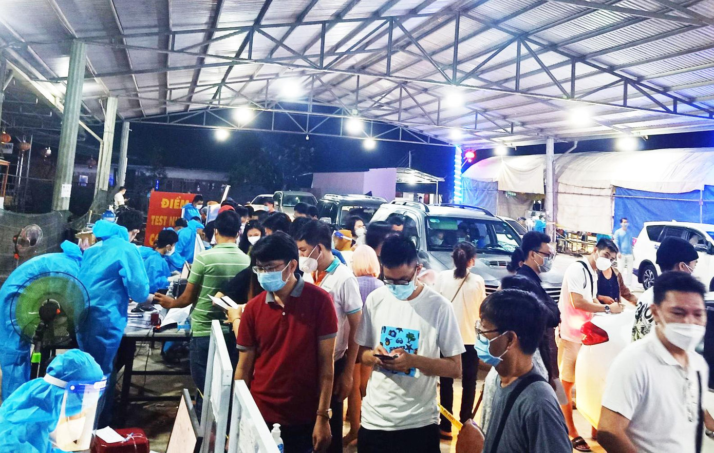 Nhiều người khai báo y tế tại chốt đèo Chuối