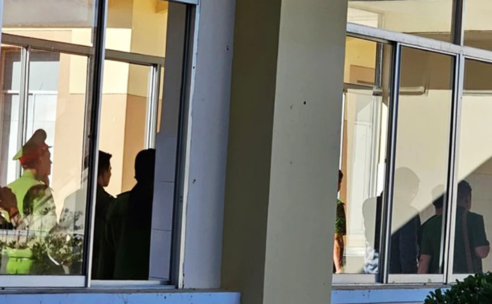 Công an khám xét nơi làm việc của bác sĩ Nguyên