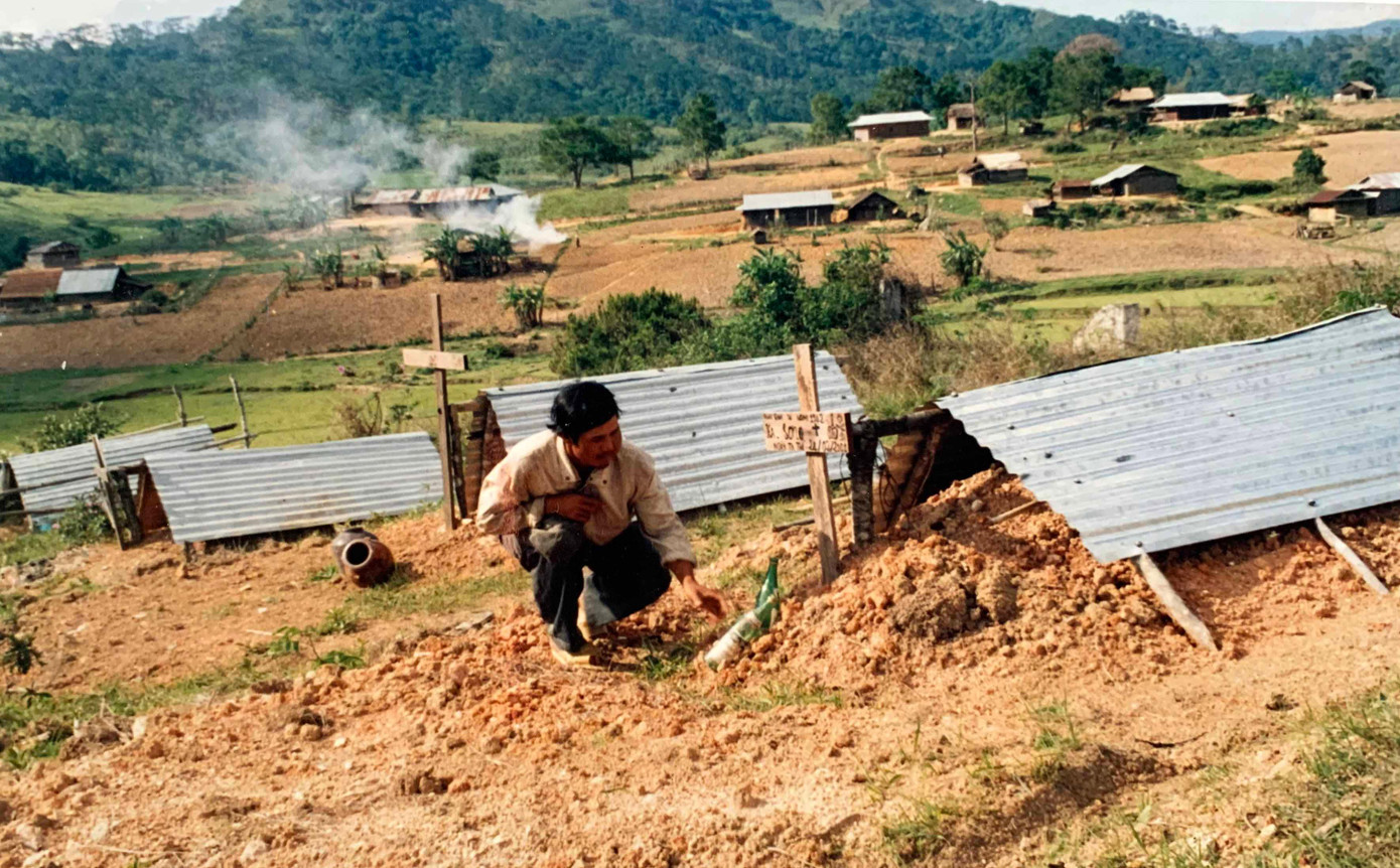 Lợp tôn che tạm, chờ làm lễ bỏ mả rồi mới xây mộ