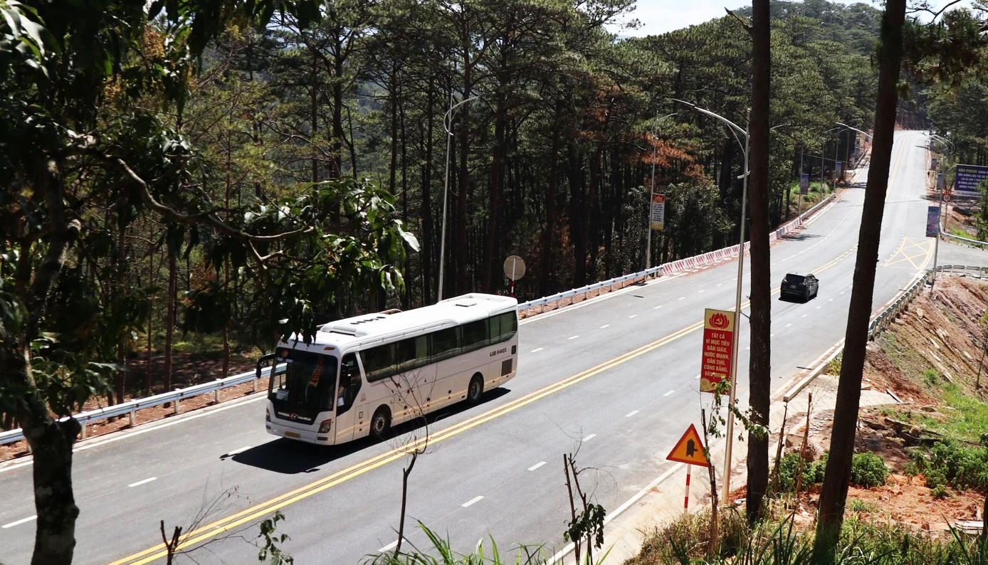 Xe khách lưu thông trên đèo Prenn để vào TP Đà Lạt.