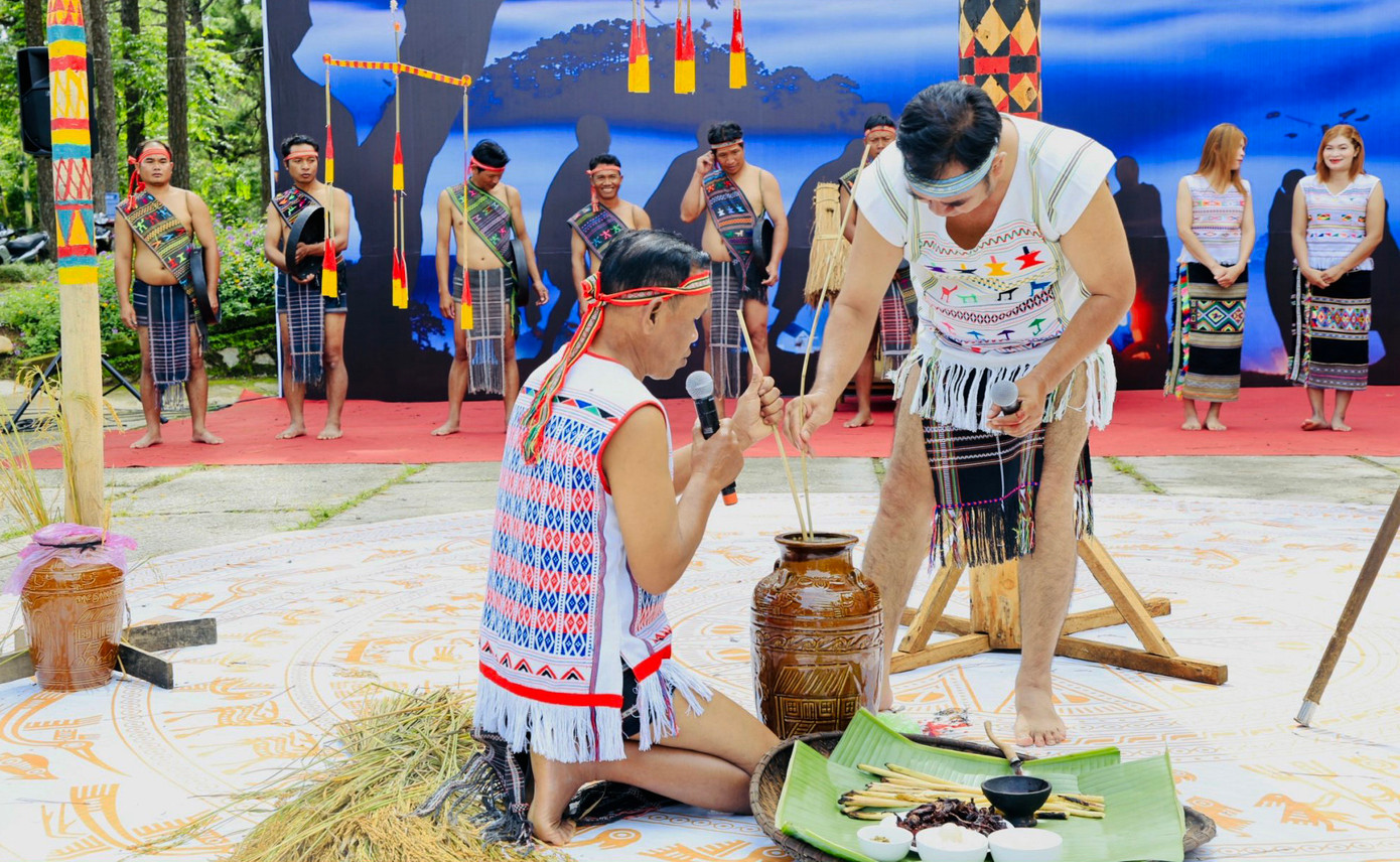 Khi mở ché rượu cần. Khi mở ché rượu cần.