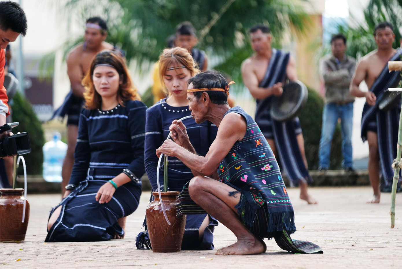 Thưởng thức rượu cần tại lễ hội Thưởng thức rượu cần tại lễ hội