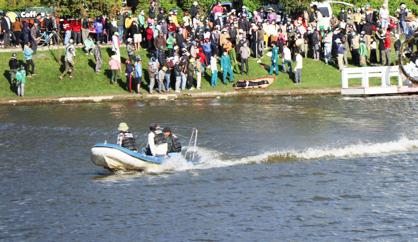 Lực lượng cứu hộ trục vớt thi thể người đàn ông tử vong ở hồ Xuân Hương