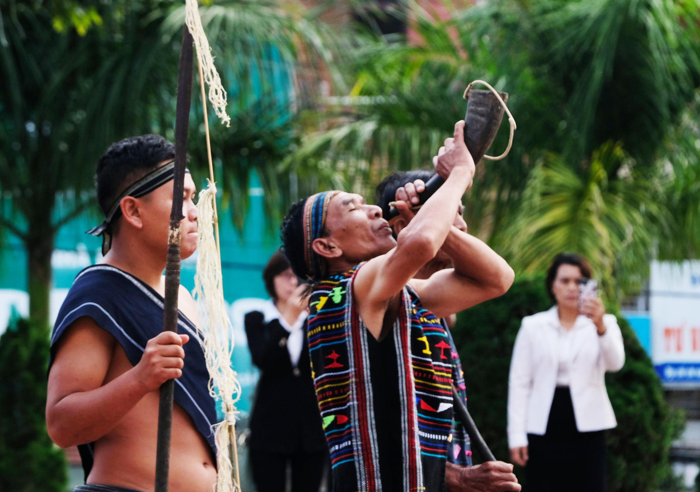 Già làng thổi tù và khai mạc lễ hội Mừng lúa mới Già làng thổi tù và khai mạc lễ hội Mừng lúa mới