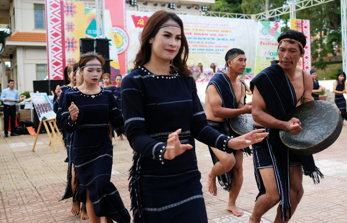 Dân làng hào hứng tham gia đánh chiêng, biễu diễn các vũ điệu truyền thống Dân làng hào hứng tham gia đánh chiêng, biễu diễn các vũ điệu truyền thống