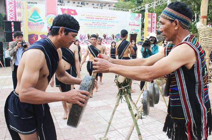Xin Yàng cho hạ dàn chiêng để tổ chức lễ hội Xin Yàng cho hạ dàn chiêng để tổ chức lễ hội