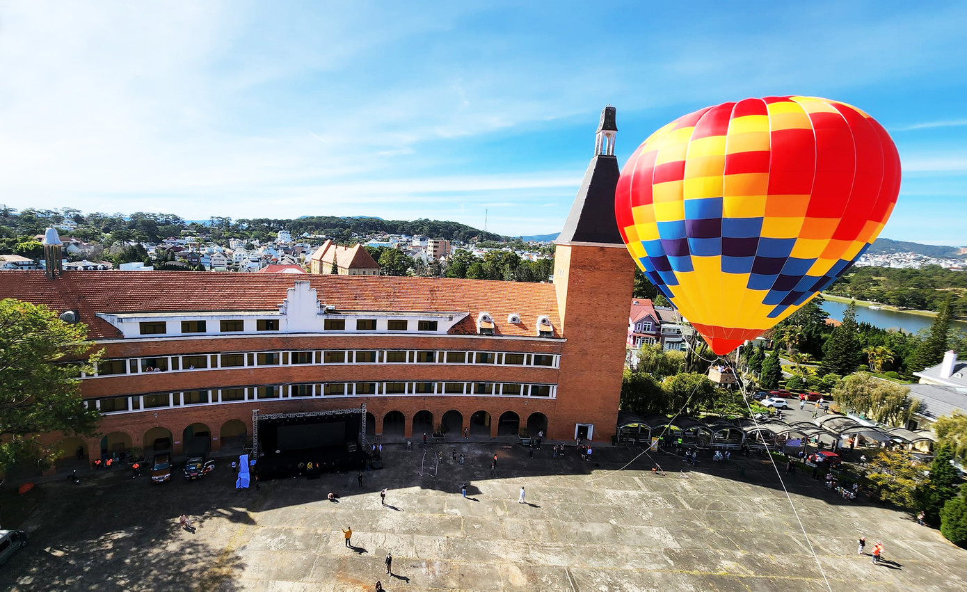 Bay với khinh khí cầu tại trường Cao đẳng Đà Lạt Bay với khinh khí cầu tại trường Cao đẳng Đà Lạt