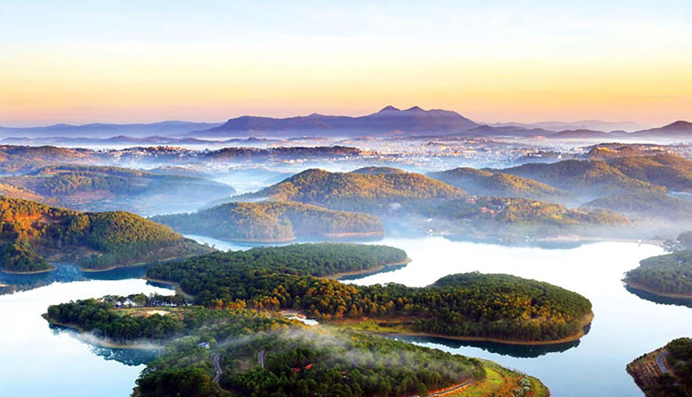 Cảnh đẹp hồ Tuyền Lâm, nơi đôi vợ chồng 9X đến tham quan và dọn rác