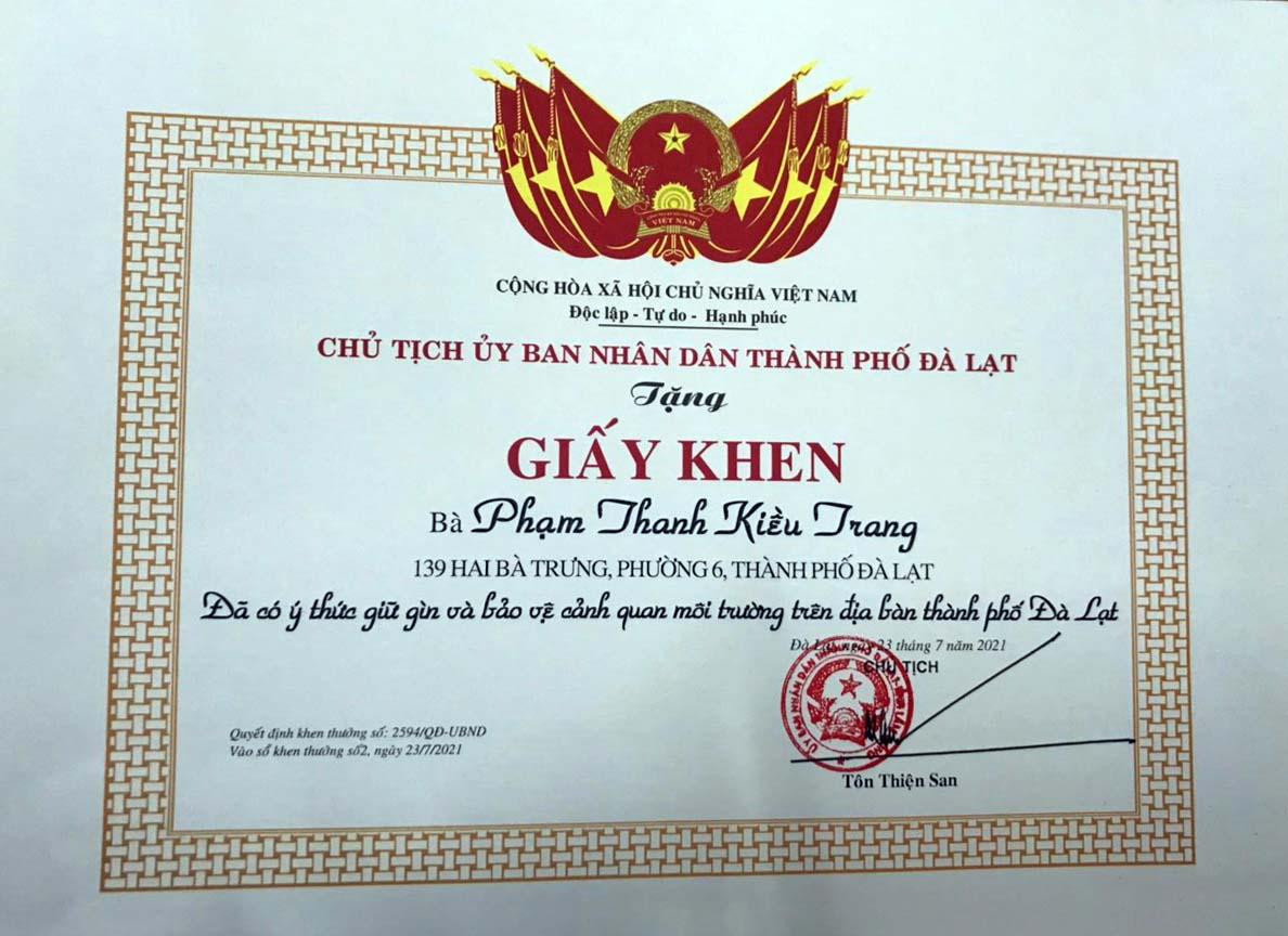 Chủ tịch UBND TP.Đà Lạt tặng giấy khen cho đôi vợ chồng trẻ