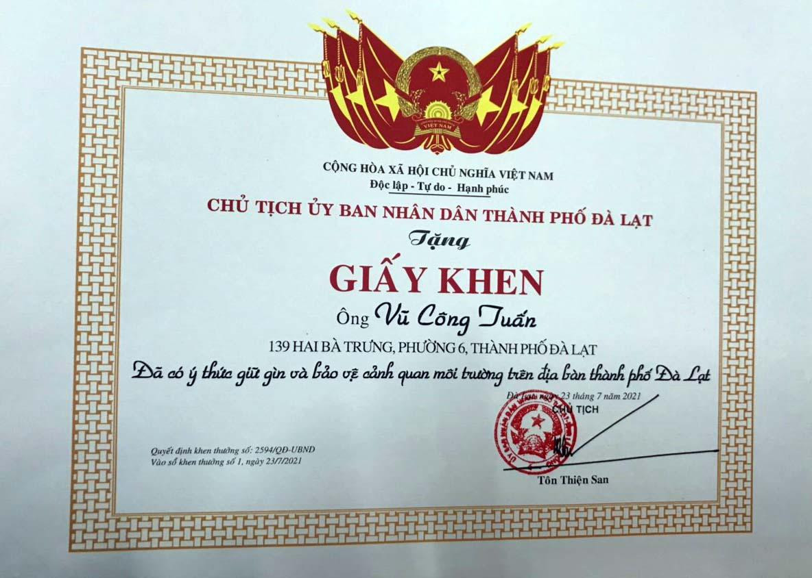 Chủ tịch UBND TP.Đà Lạt tặng giấy khen cho đôi vợ chồng trẻ