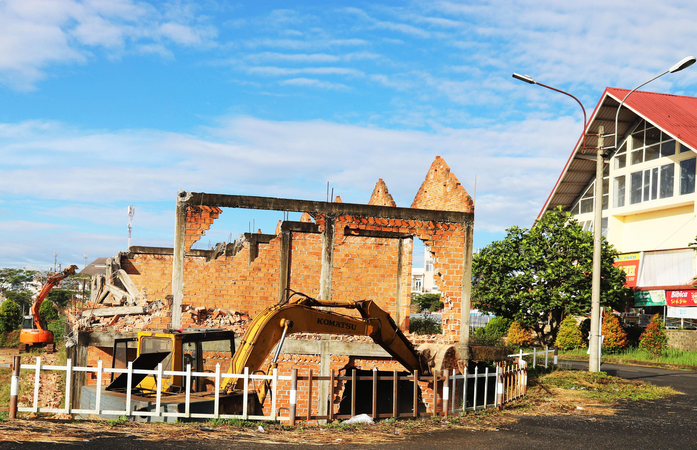 Cưỡng chế tháo dỡ dãy ki ốt ở mặt tiền Chợ trung tâm TP Bảo Lộc