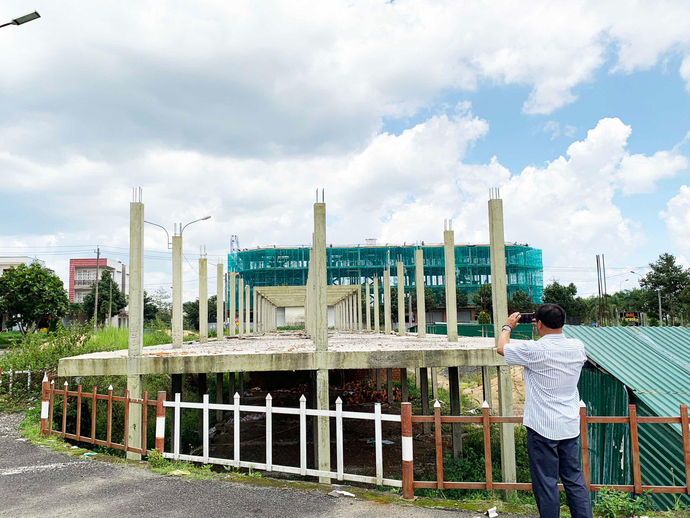 Dãy ki ốt đã hoàn thiện phần khung