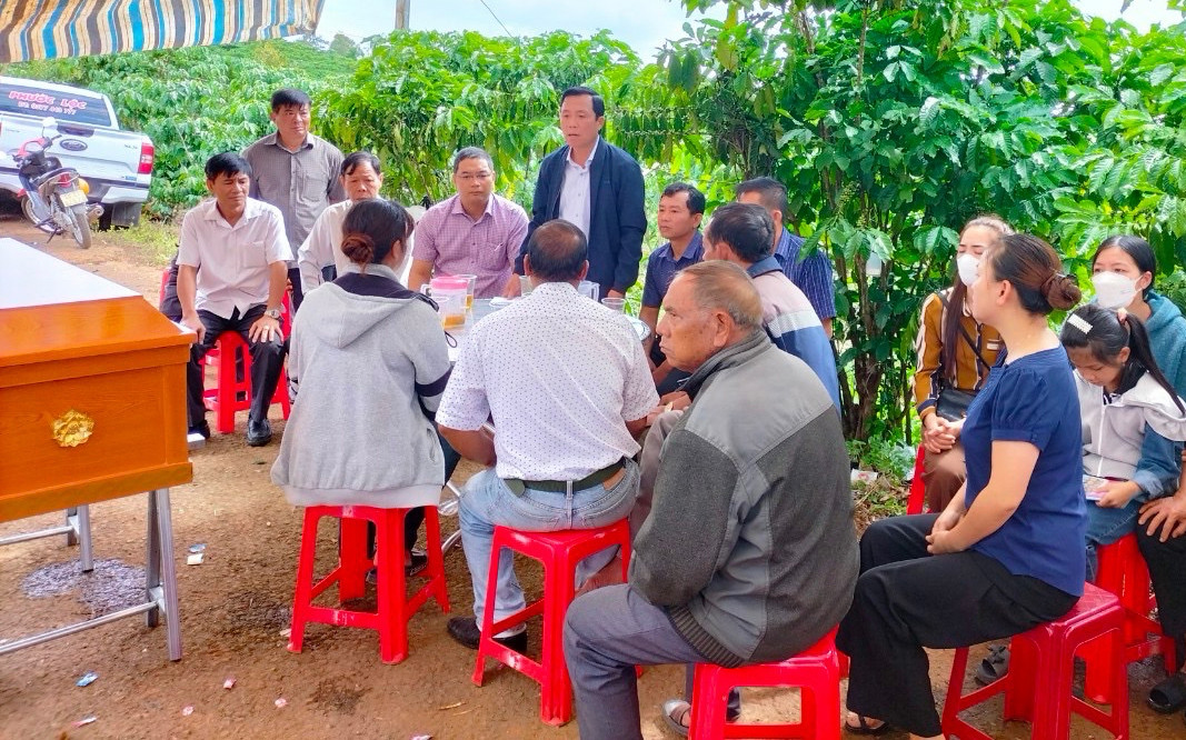 Đại diện chính quyền, ngành chức năng thăm hỏi, hỗ trợ gia đình lo hậu sự cho hai cháu bé bị đuối nước