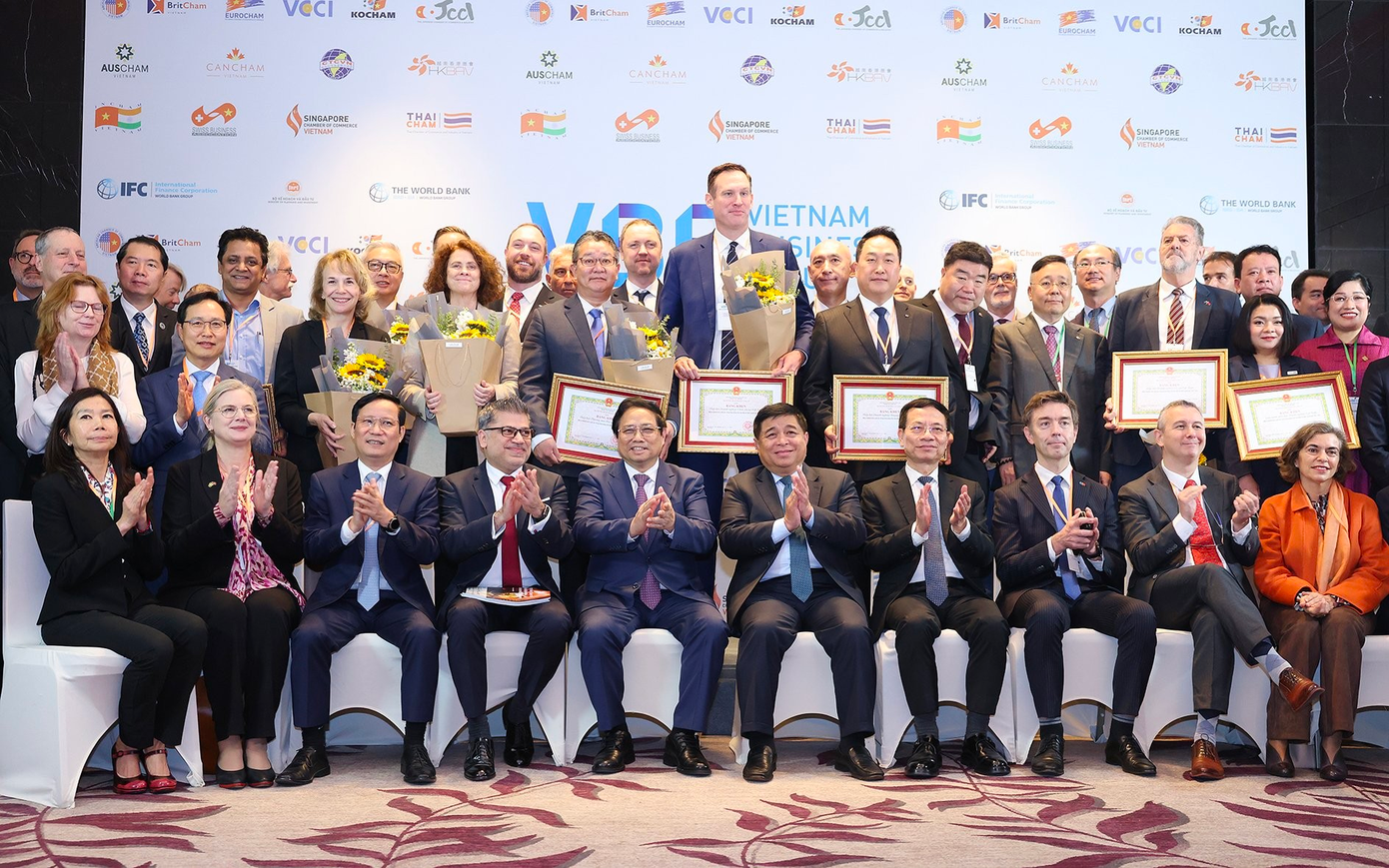 Thủ tướng và đại diện các doanh nghiệp FDI.