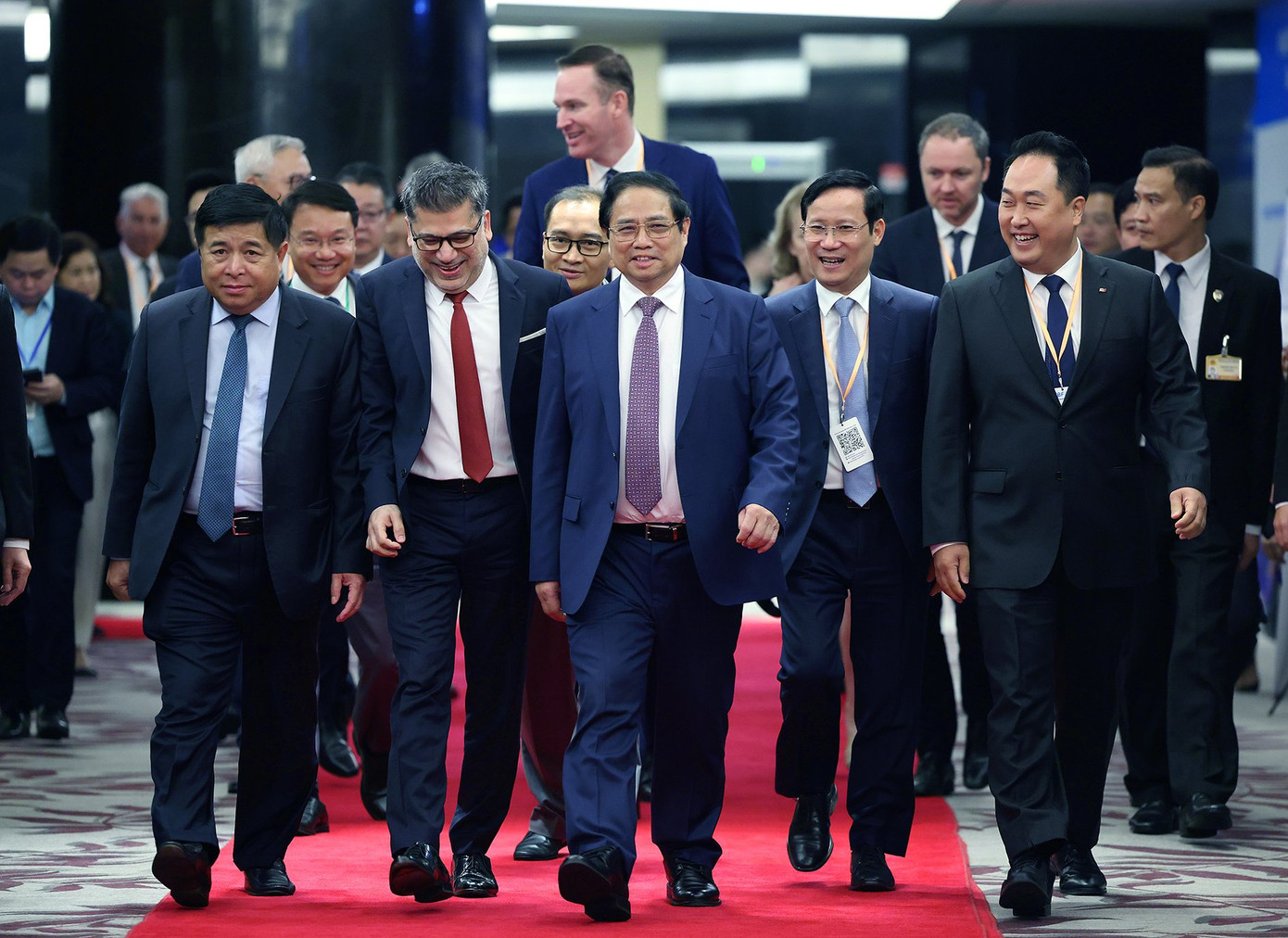 Thủ tướng đề nghị và mong muốn các doanh nghiệp FDI tiếp tục đồng hành, hỗ trợ Việt Nam về nguồn vốn, thể chế, công nghệ, quản trị, đào tạo nhân lực.