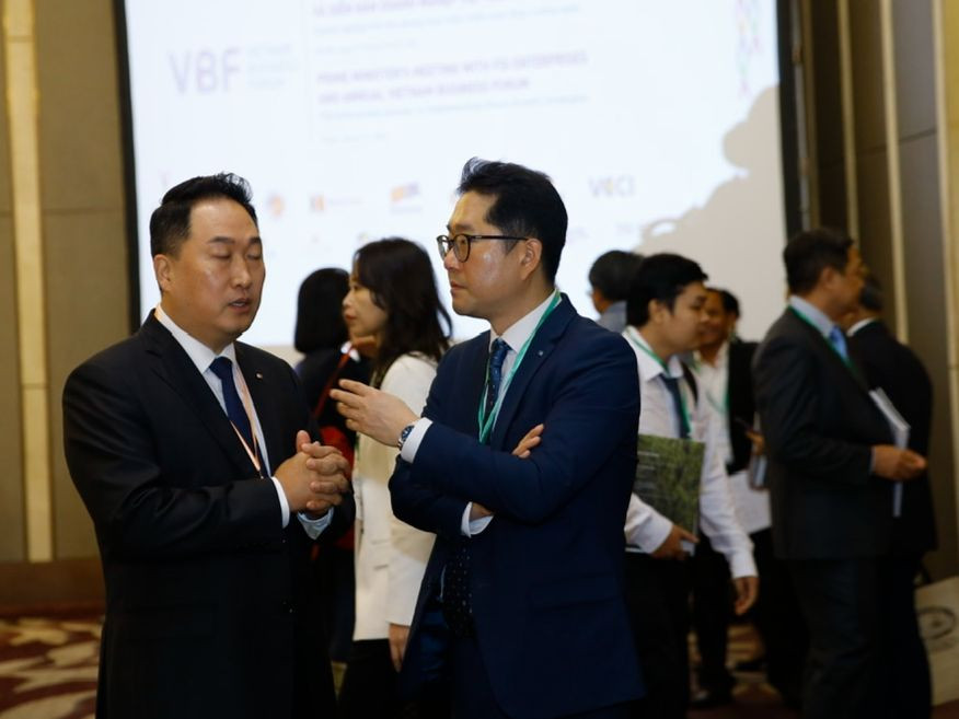 Hiệp hội, doanh nghiệp FDI trao đổi tại hội nghị. Hiệp hội, doanh nghiệp FDI trao đổi tại hội nghị.