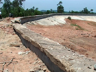 Một góc bờ đê chắn sóng bằng đất đỏ. Ảnh: PV. Một góc bờ đê chắn sóng bằng đất đỏ Ảnh: PV