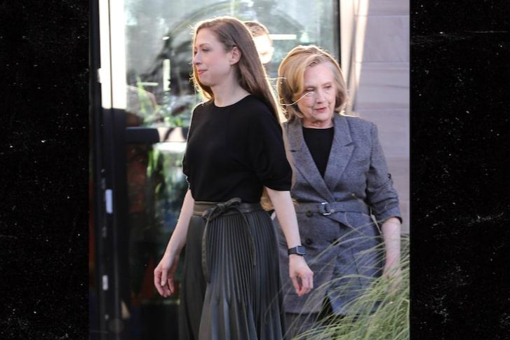 Mẹ con nhà Clinton ăn diện có phần đơn giản. Mẹ con nhà Clinton ăn diện có phần đơn giản.