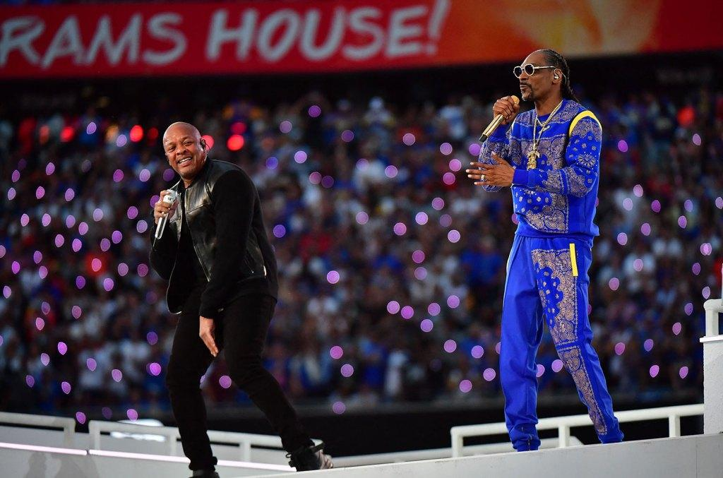 Dr Dre và Snoop Dogg đã có màn mở đầu đầy sôi động tại chương trình.