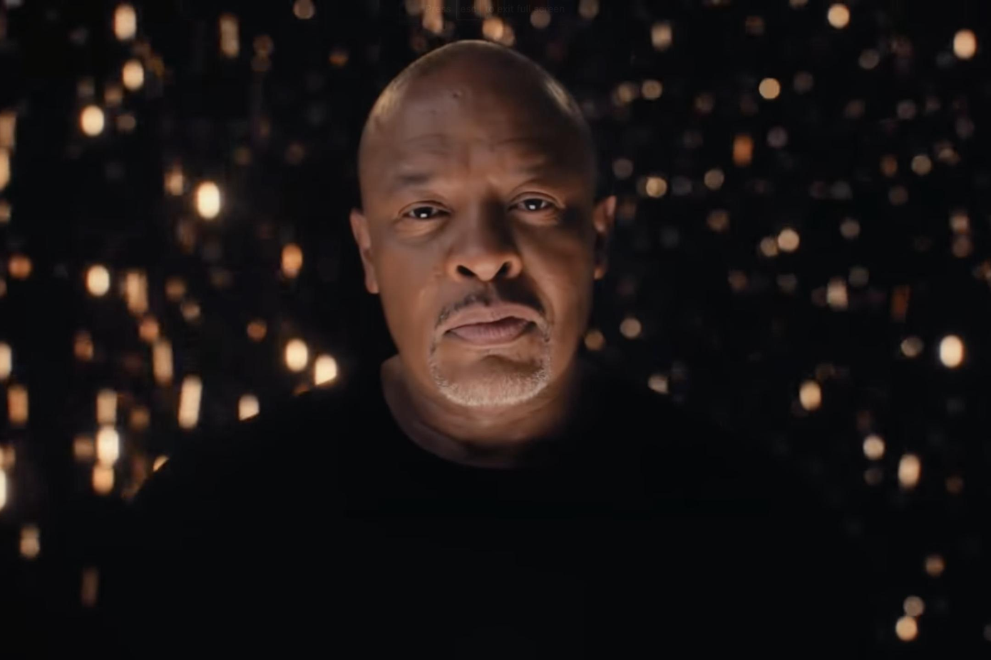 Nam rapper Dr.Dre có màn xuất hiện khác biệt so với bốn thành viên còn lại.