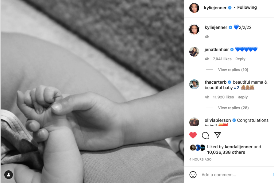 Trong bức ảnh đen trắng, chị gái Stormi đang nắm lấy bàn tay nhỏ bé của em mình. Trong bức ảnh đen trắng, chị gái Stormi đang nắm lấy bàn tay nhỏ bé của em mình.