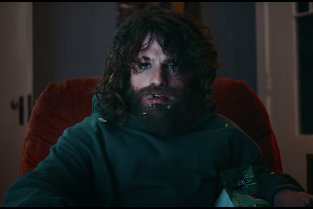 Charlie Puth xuất hiện với ngoại hình thừa cân, đầu tóc bù xù ở đầu MV.