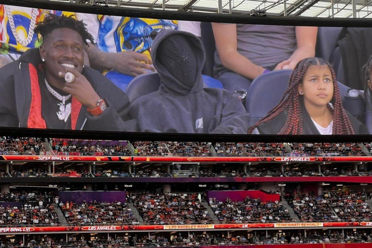 Kanye West với tạo hình kín mít tại Super Bowl năm nay.